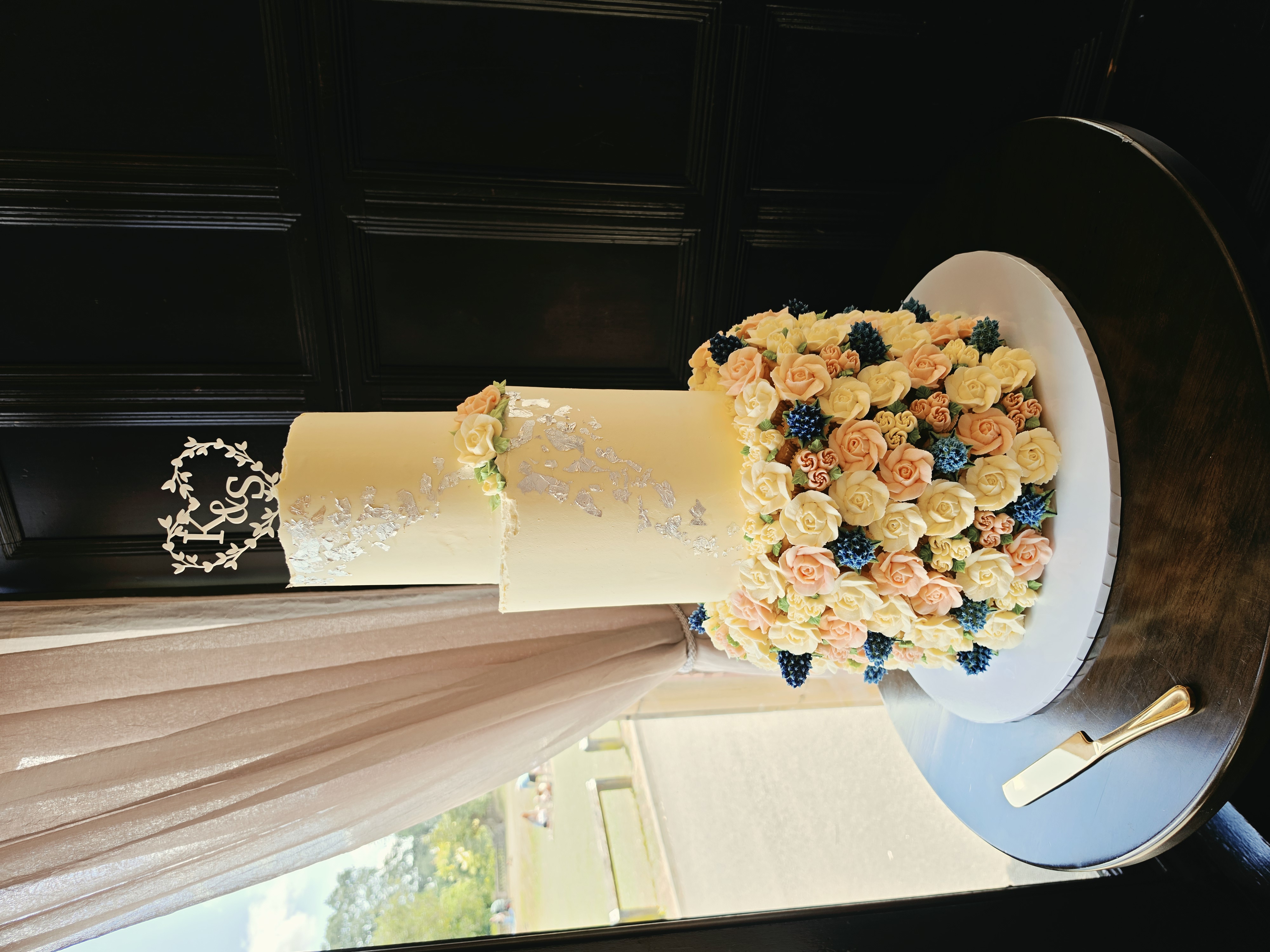 Stunning wedding cake